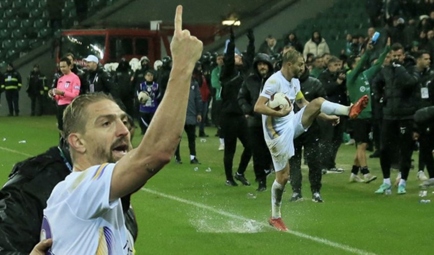 Kocaelispor - Eyüpspor maçında gerginlik! Caner Erkin topu tribünlere fırlattı