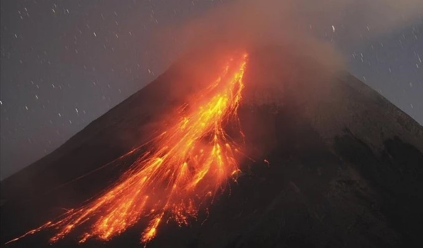 Merapi Yanardağı yeniden patladı