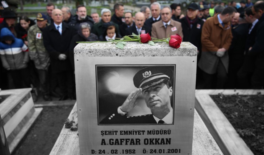 Diyarbakır'da 23 yıl önce şehit edilen Gaffar Okkan anıldı: Yurttaşlar karanfiller bıraktı!