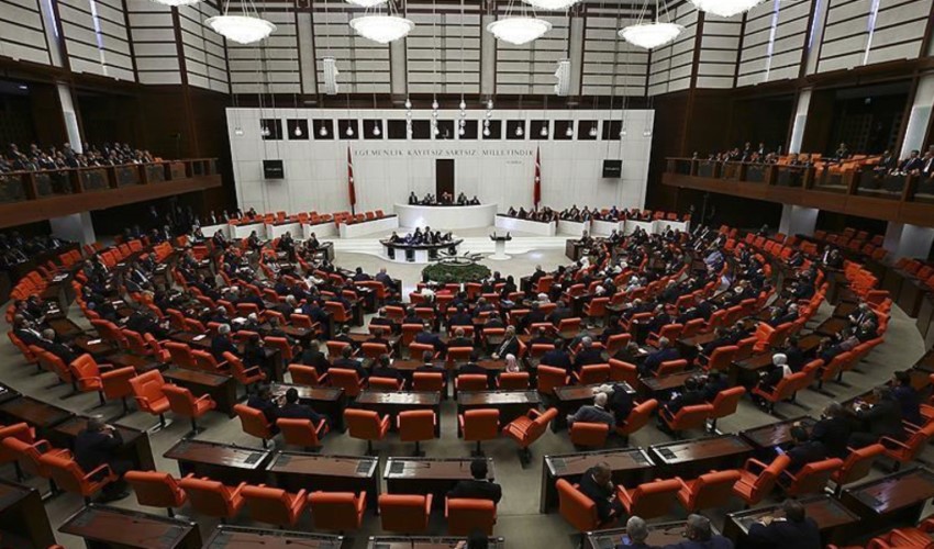 Defezioni nell'AKP sulla NATO: 2 deputati votano 'contro' e 2 si astengono