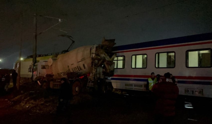 80 yolcusu bulunan tren beton mikseriyle çarpıştı