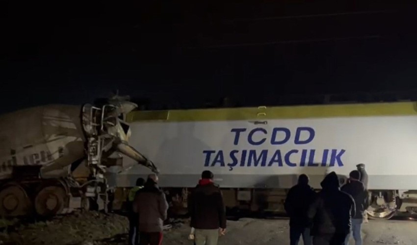 Tekirdağ'da yolcu treni beton mikseriyle çarpıştı