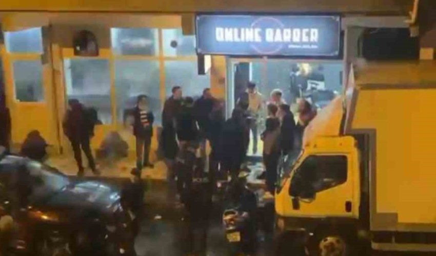 Ataşehir'de kuaför dükkanına yapılan silahlı saldırı kamerada!