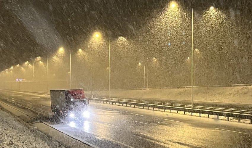 Kuzey Marmara Otoyolu Kocaeli geçişinde kar yağışı etkili oluyor