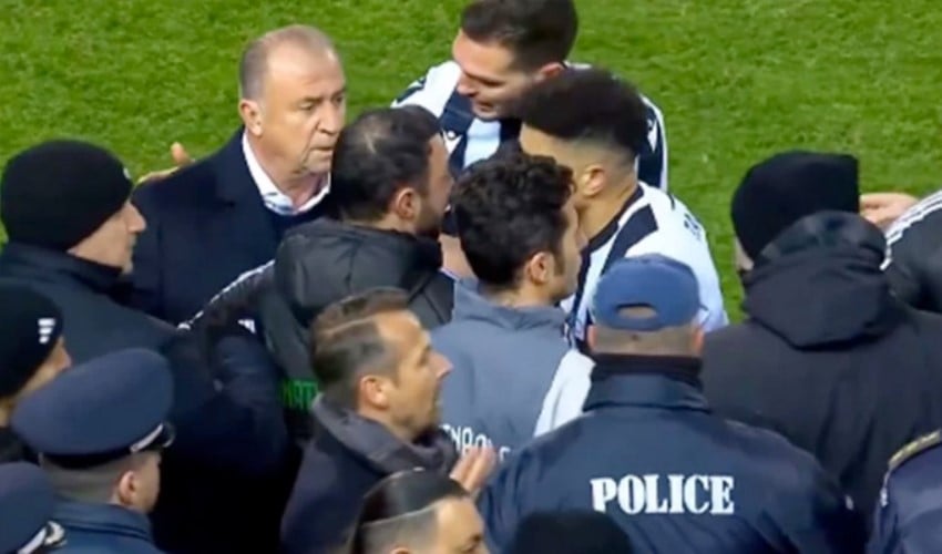 Bakasetas’ın golü Panathinaikos'a yetmedi: Fatih Terim çıldırdı, polis sahaya girdi!