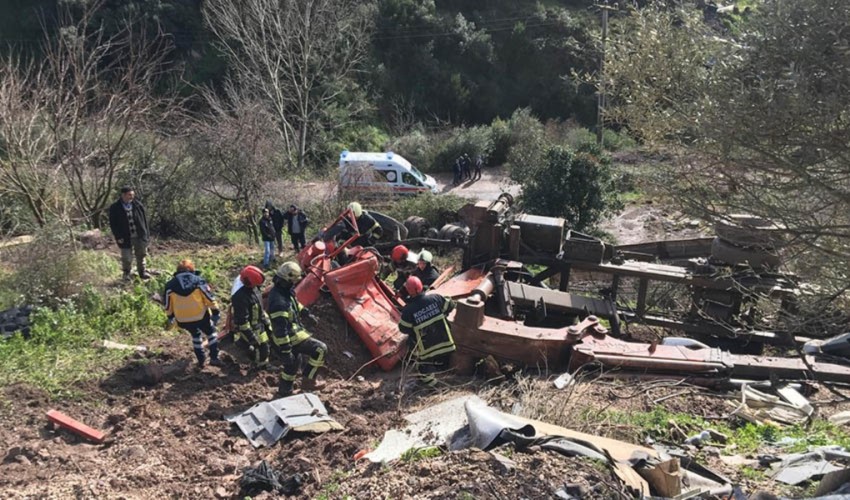 Vinç yüklü kamyon uçurumdan yuvarlandı: Sürücü hayatını kaybetti