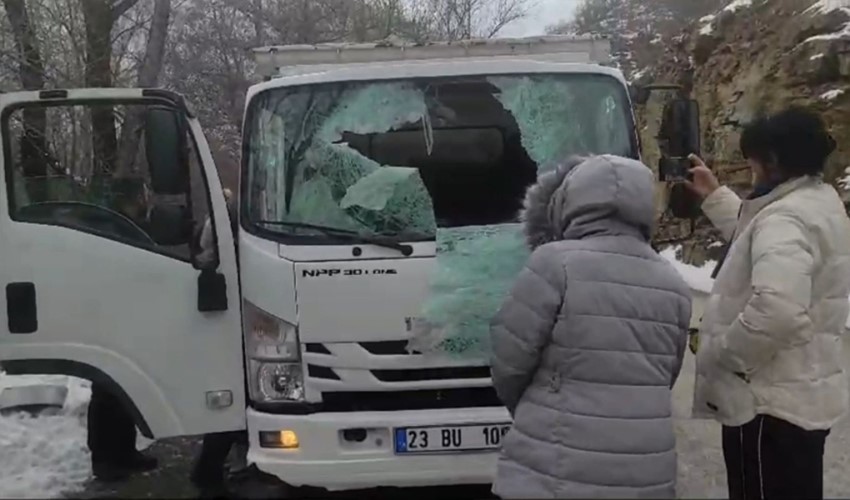 Tunceli'de dağdan kopan kaya kamyonete isabet etti: 1 kişi öldü