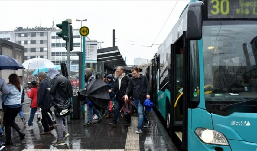 Almanya'da toplu taşıma işçileri greve gidiyor
