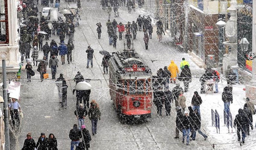 AKOM İstanbul için saat vererek kar uyarısı yaptı!