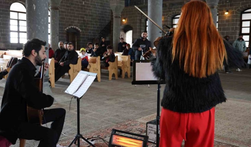 Diyarbakır’da kilisede konser verildi: 'Kiliselerin akustiği çok güzel'