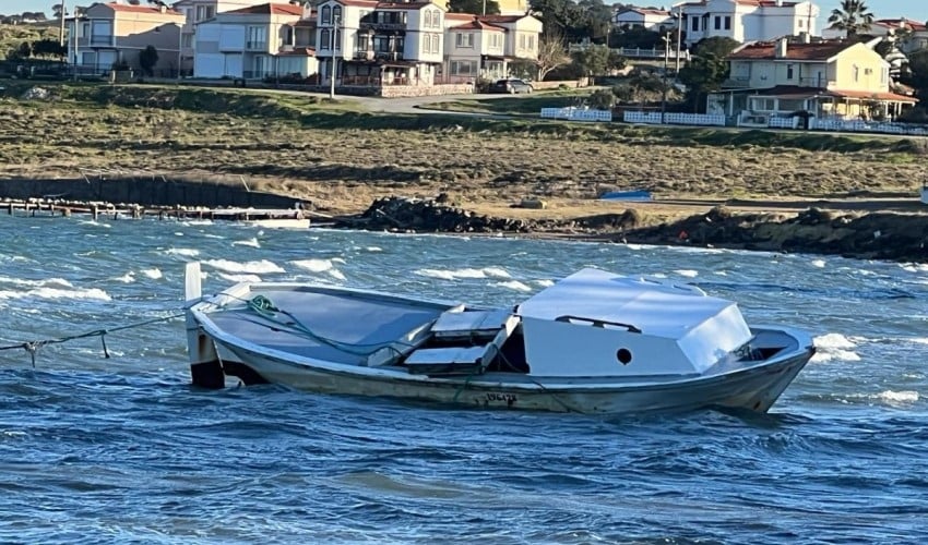 Ayvalık'ta fırtına tekneleri batırdı