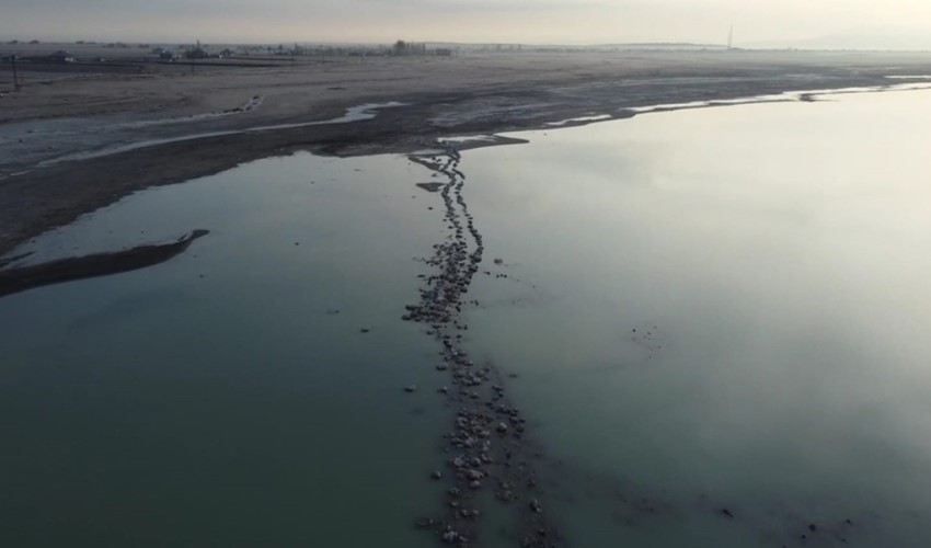 İklim değişikliği ve kuraklık, Arin Gölü'nün su seviyesini düşürdü! Liman kalıntıları ortaya çıktı