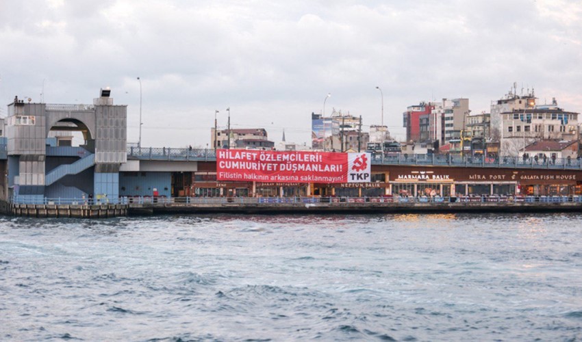 TKP, Galata’ya pankart astı! 'Filistin halkının arkasına saklanmayın'