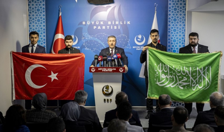 BBP lideri Mustafa Destici tevhid bayrağıyla basın toplantısı düzenledi