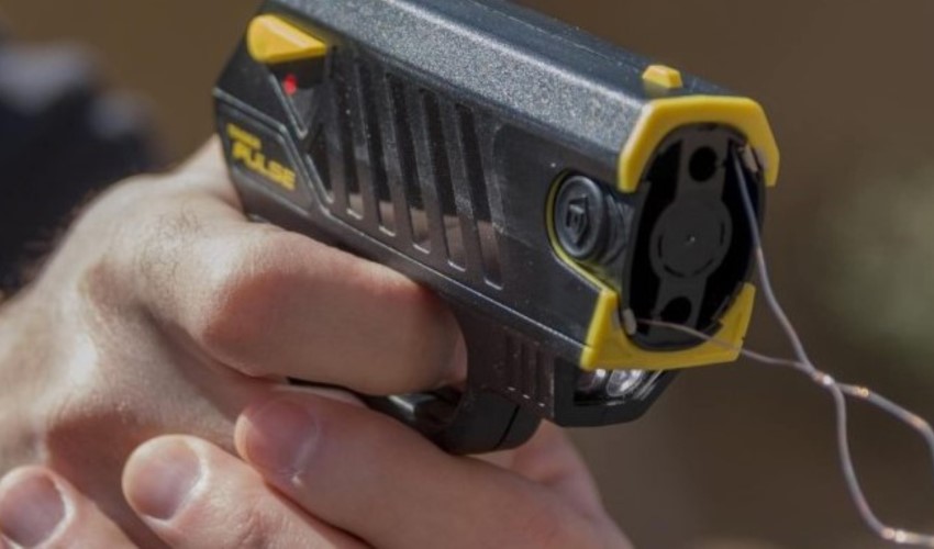 Muore l'uomo colpito dalla polizia con un taser