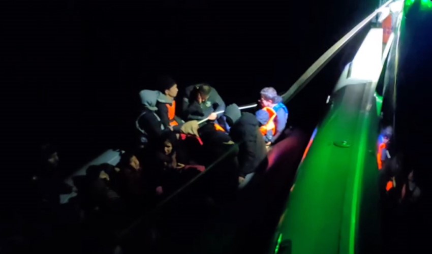 Yunanistan, Türk karasularına geri ittiği 30 kaçak göçmeni Sahil Güvenlik kurtardı