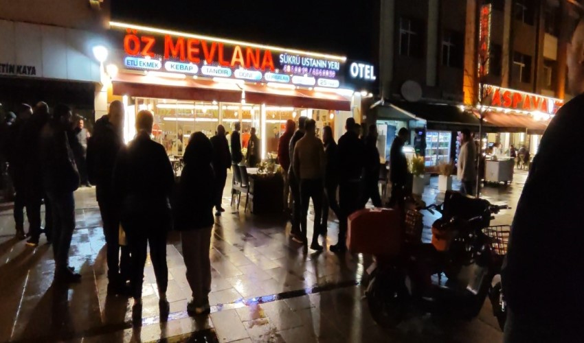 Pioggia di proiettili contro un ristorante