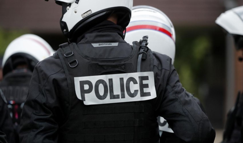 Fransa'da siyahi futbolcuya 'coplu tecavüzle' suçlanan polisler hakim karşısında