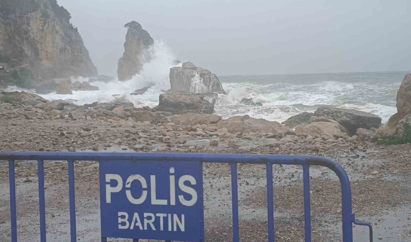 Beklenen fırtına etkili olmaya başladı, dalga boyu 15 metreye ulaştı