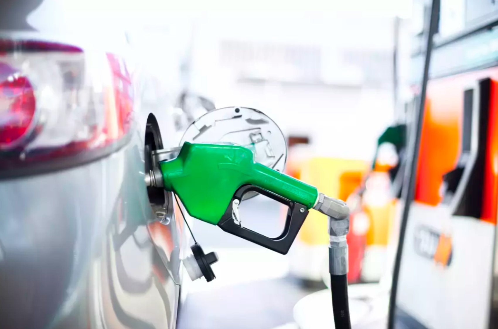 Continua l'aumento dei prezzi del carburante: 77 centesimi in più per il diesel!