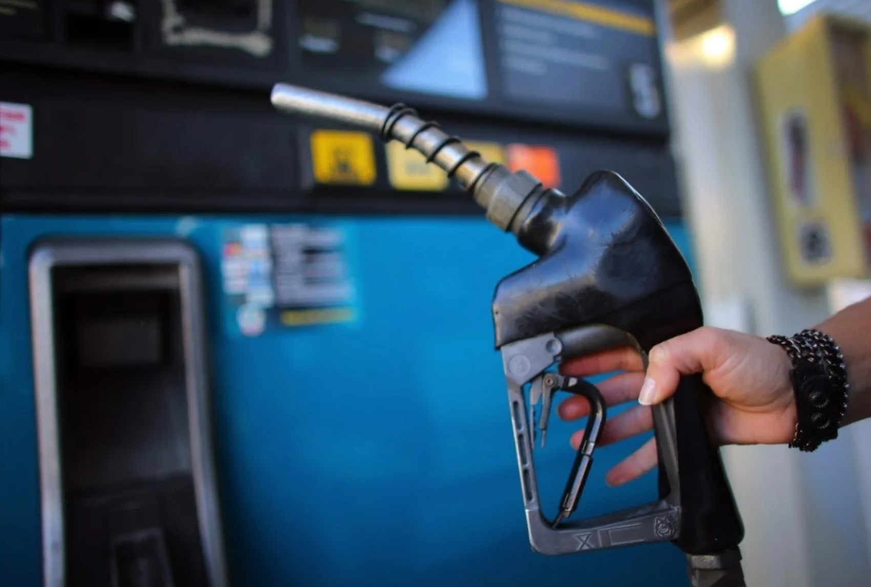 Continua l'aumento dei prezzi del carburante: 77 centesimi in più per il diesel!