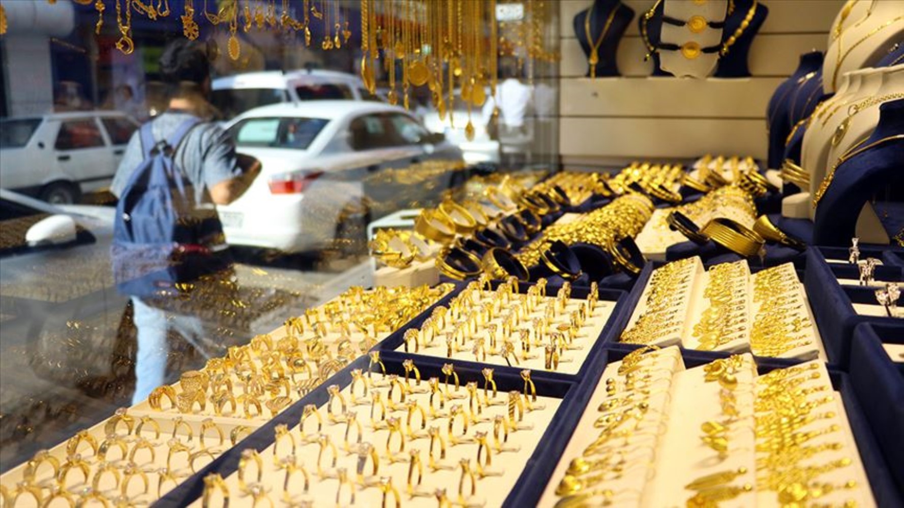 Il prezzo dell'oro al grammo apre la giornata in rialzo