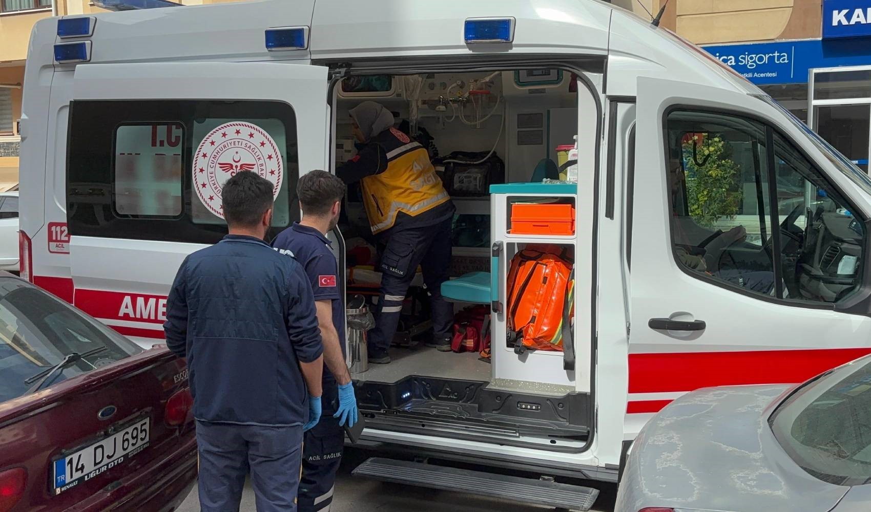 Bambino cade da un'altezza di due metri e mezzo e viene trasportato in ospedale