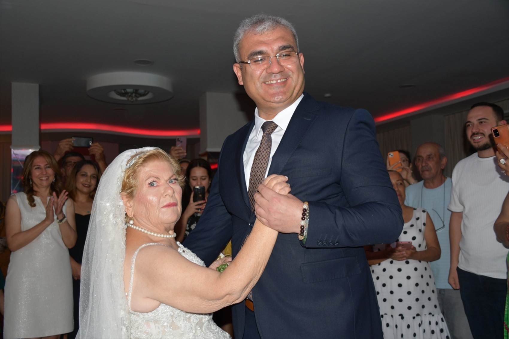 Donna di 83 anni, che non ha mai sposato il suo grande amore, celebra un matrimonio senza sposo