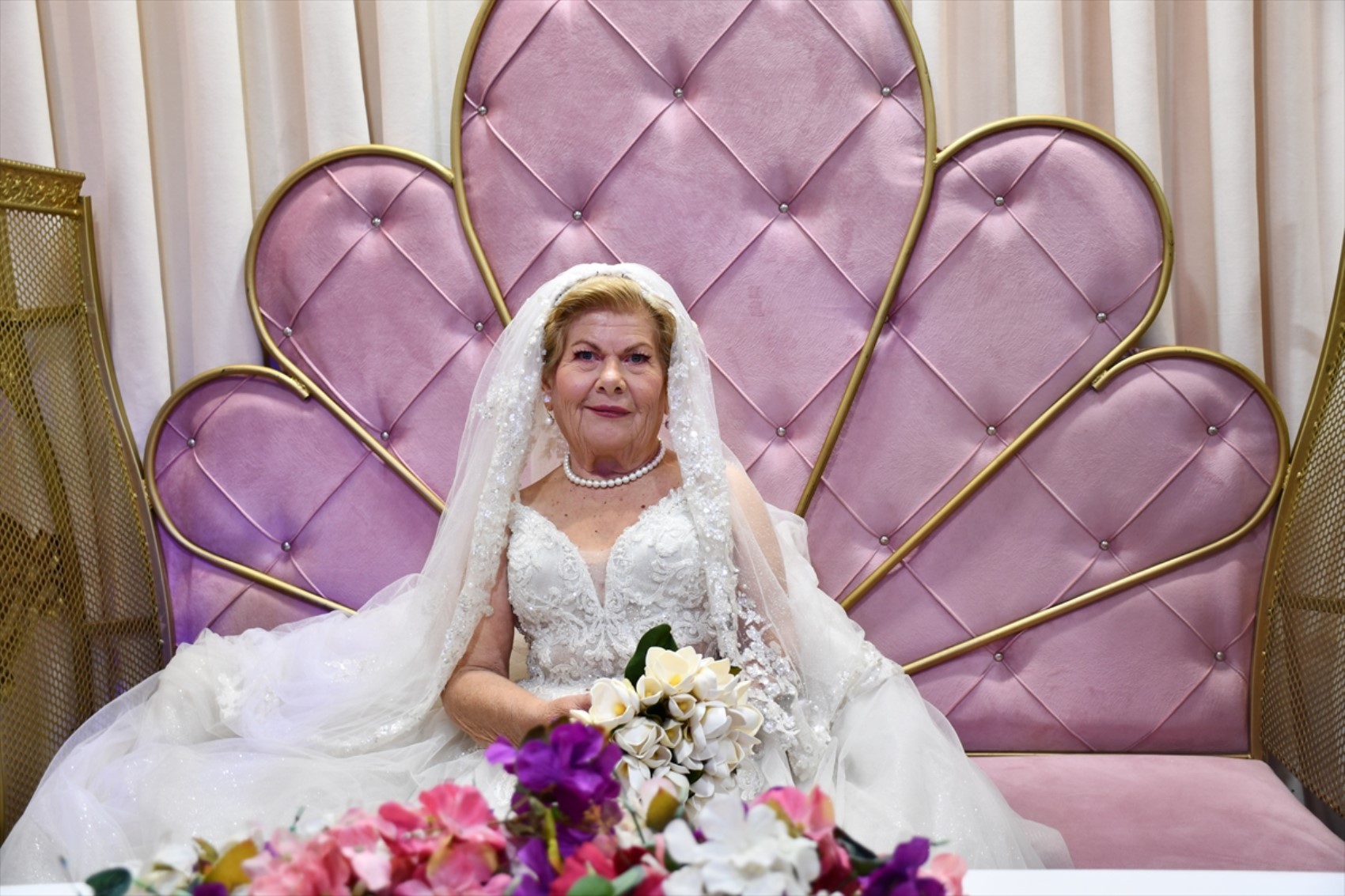 Donna di 83 anni, che non ha mai sposato il suo grande amore, celebra un matrimonio senza sposo