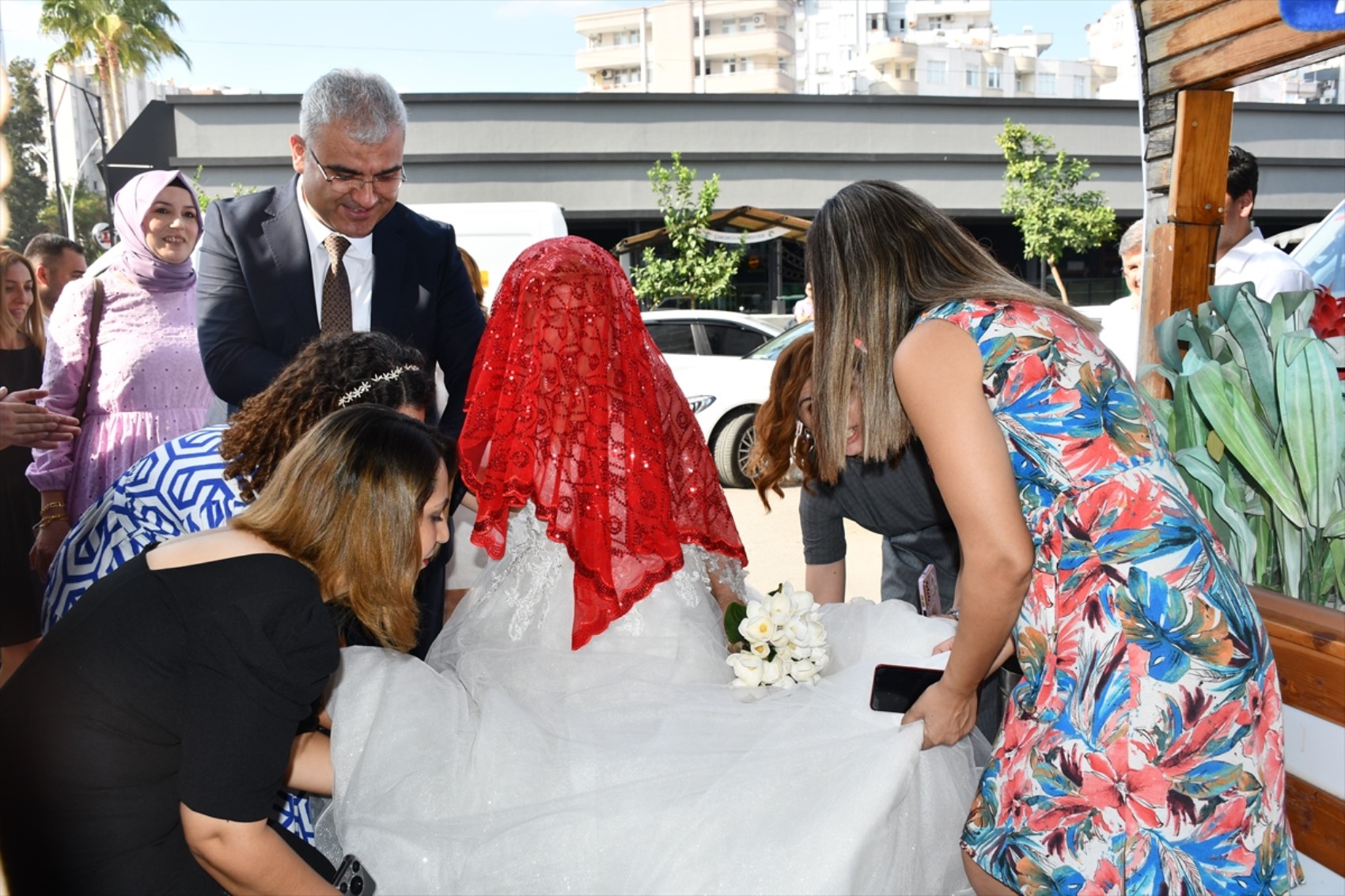 Donna di 83 anni, che non ha mai sposato il suo grande amore, celebra un matrimonio senza sposo