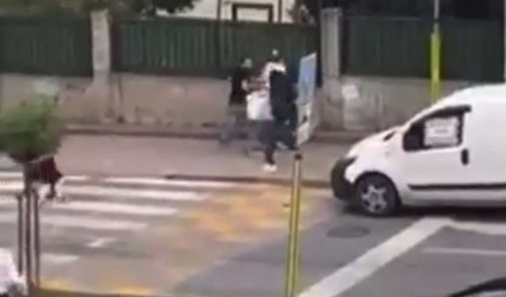 Dopo Eskişehir, Istanbul! Un aggressore mascherato di 17 anni attacca i passanti con un coltello