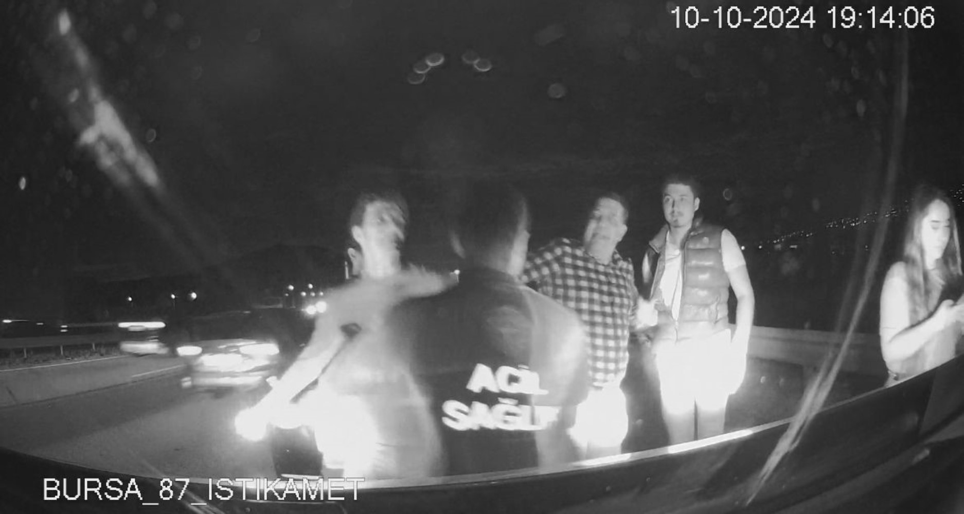 Decisione sull'individuo che ha preso a pugni un autista di ambulanza: stava trasportando un paziente di 80 anni