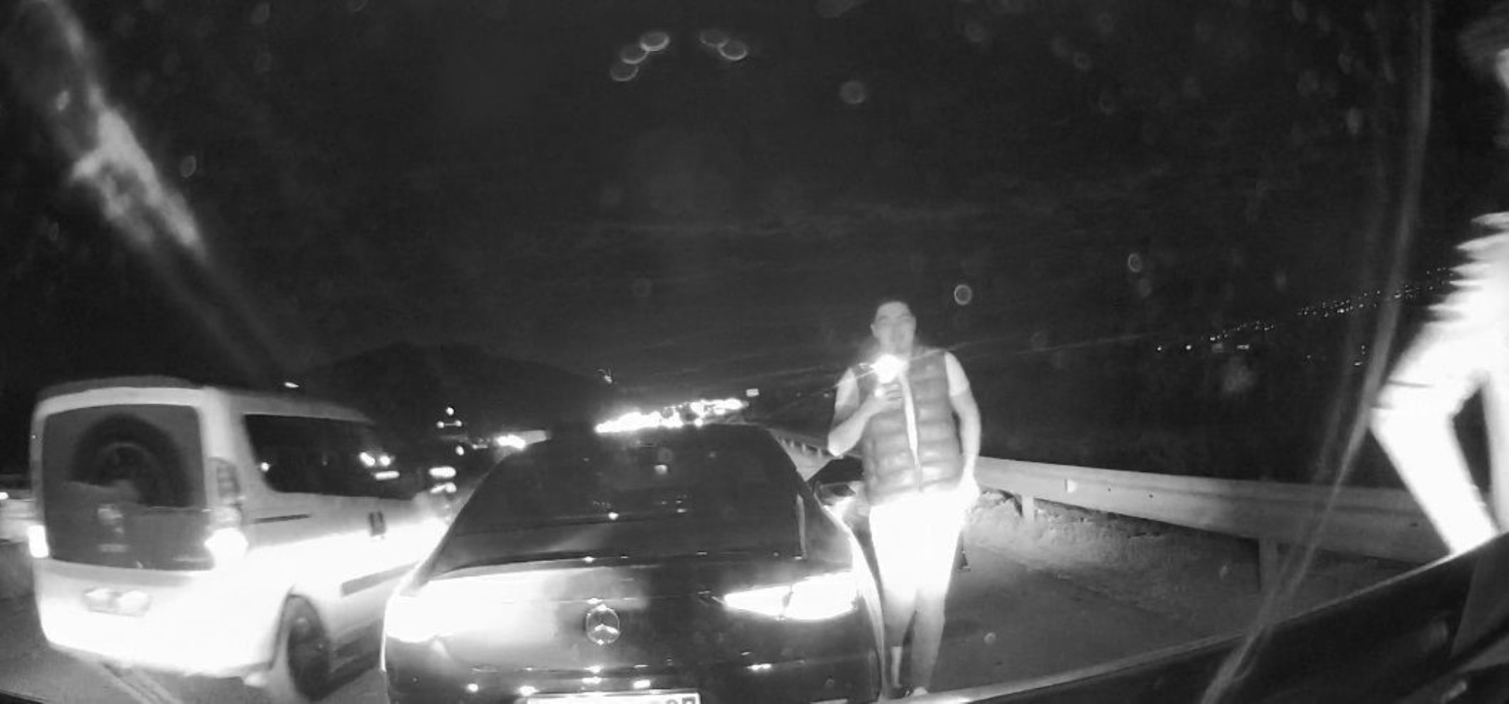 Decisione sull'individuo che ha preso a pugni un autista di ambulanza: stava trasportando un paziente di 80 anni