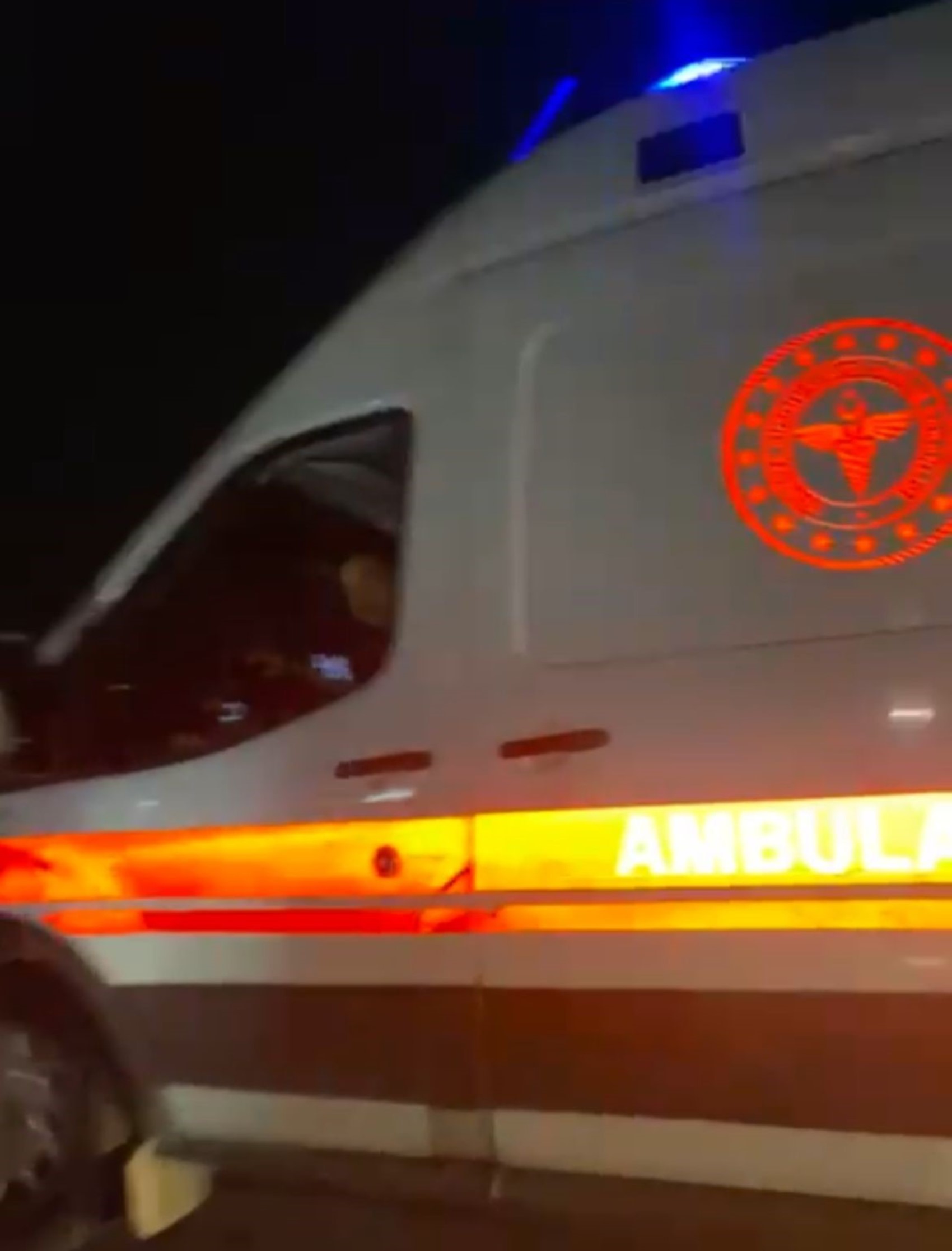 Decisione sull'individuo che ha preso a pugni un autista di ambulanza: stava trasportando un paziente di 80 anni
