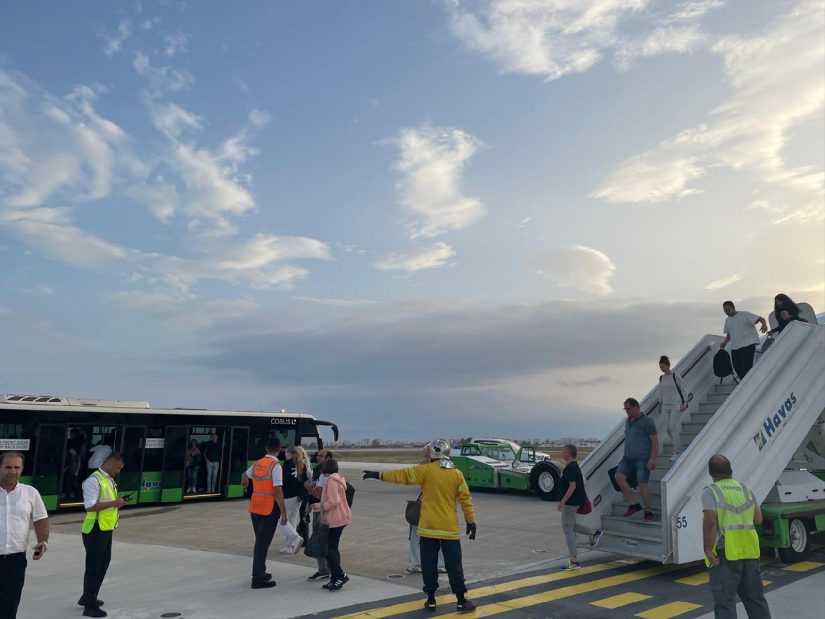 Momenti di paura su un aereo atterrato ad Antalya: esplosi due pneumatici