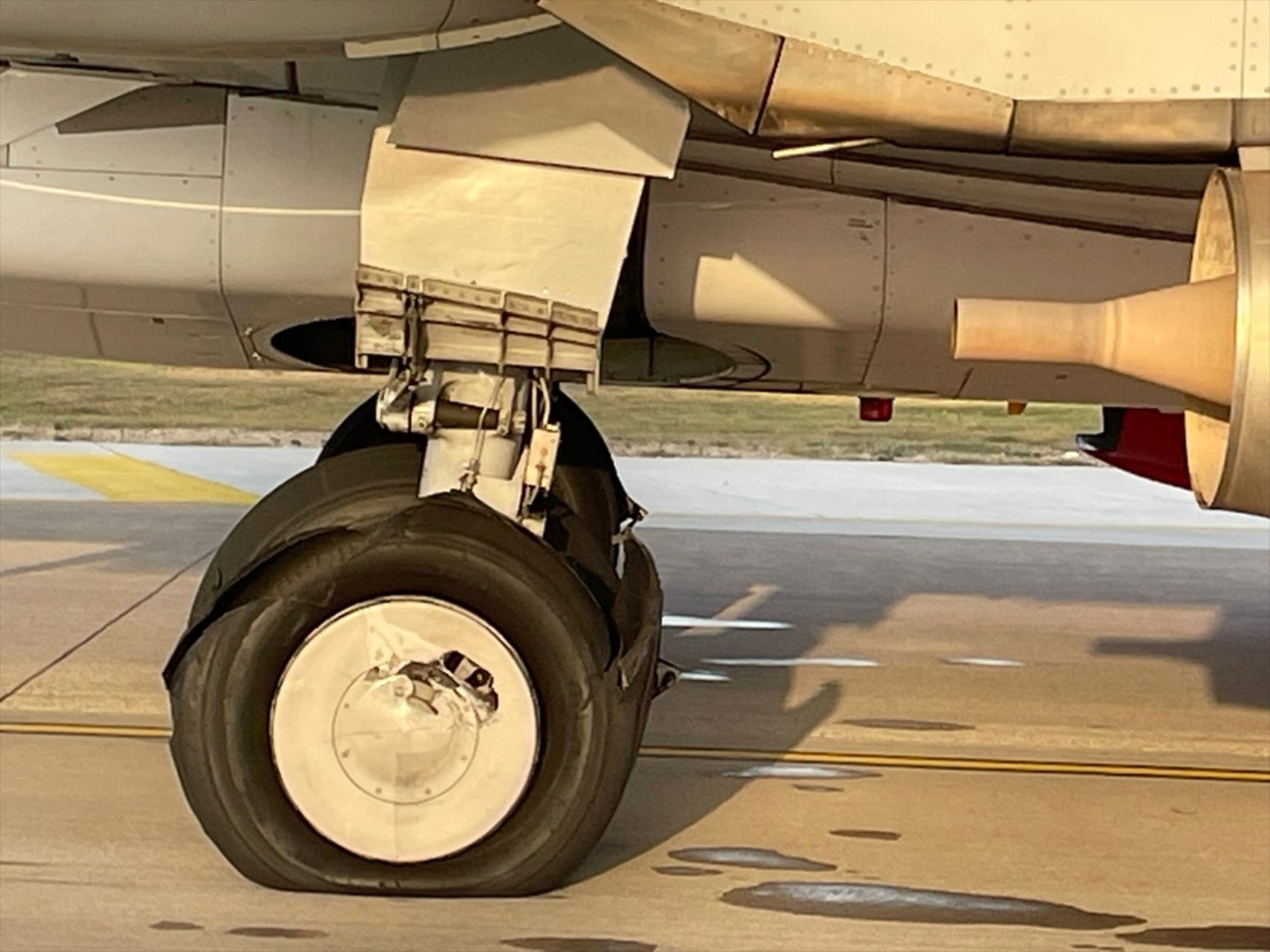 Momenti di paura su un aereo atterrato ad Antalya: esplosi due pneumatici
