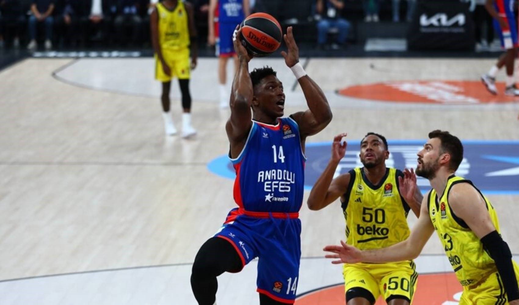 Anadolu Efes forması giyen Stanley Johnson'ın evi kurşunlandı