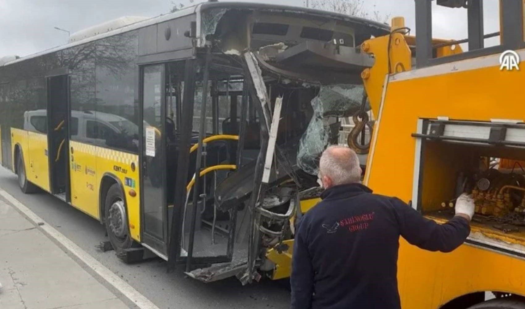 İstanbul Sultangazi'de iki otobüs kafa kafaya carpıştı: Yaralılar var