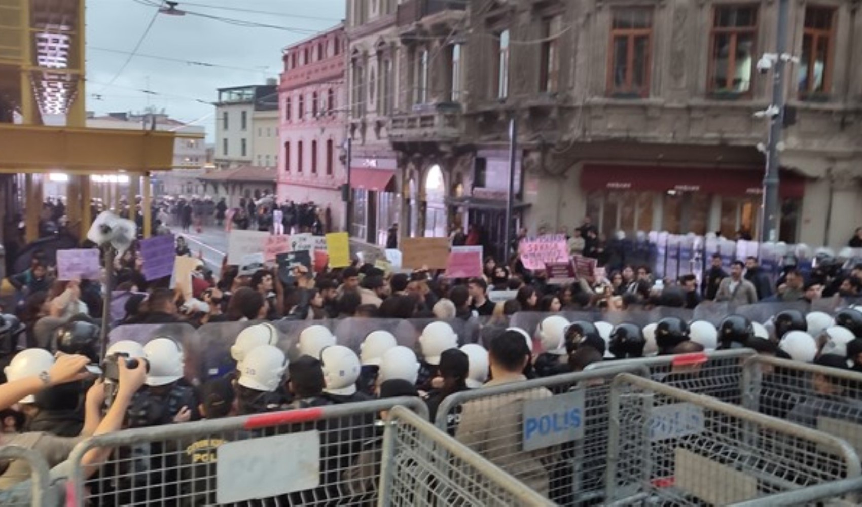 Taksim’de Kadın Cinayetleri eylemine polis ablukası