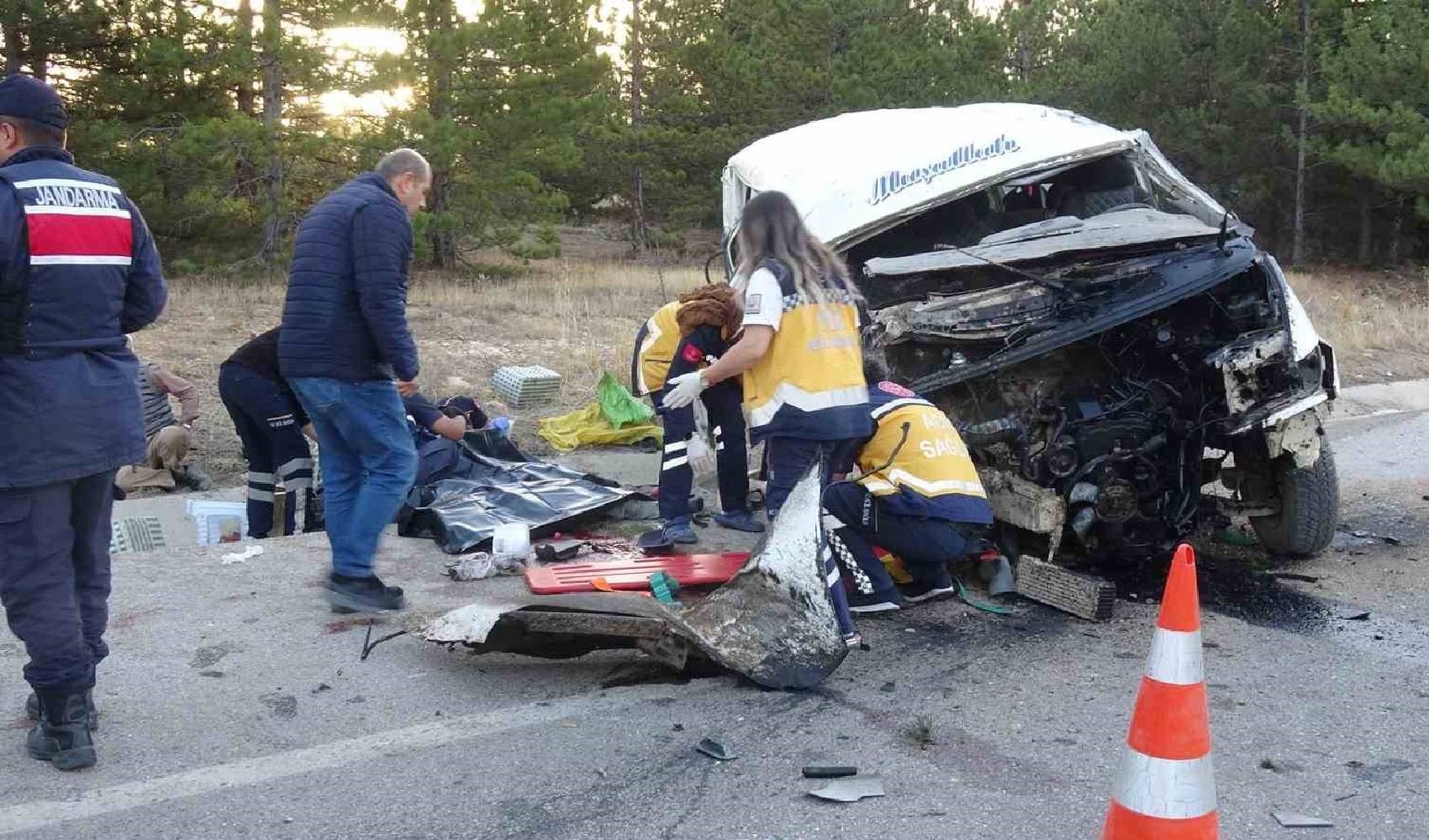 Karaman’da tarım işçilerini taşıyan minibüs devrildi: 2 kişi hayatını kaybetti