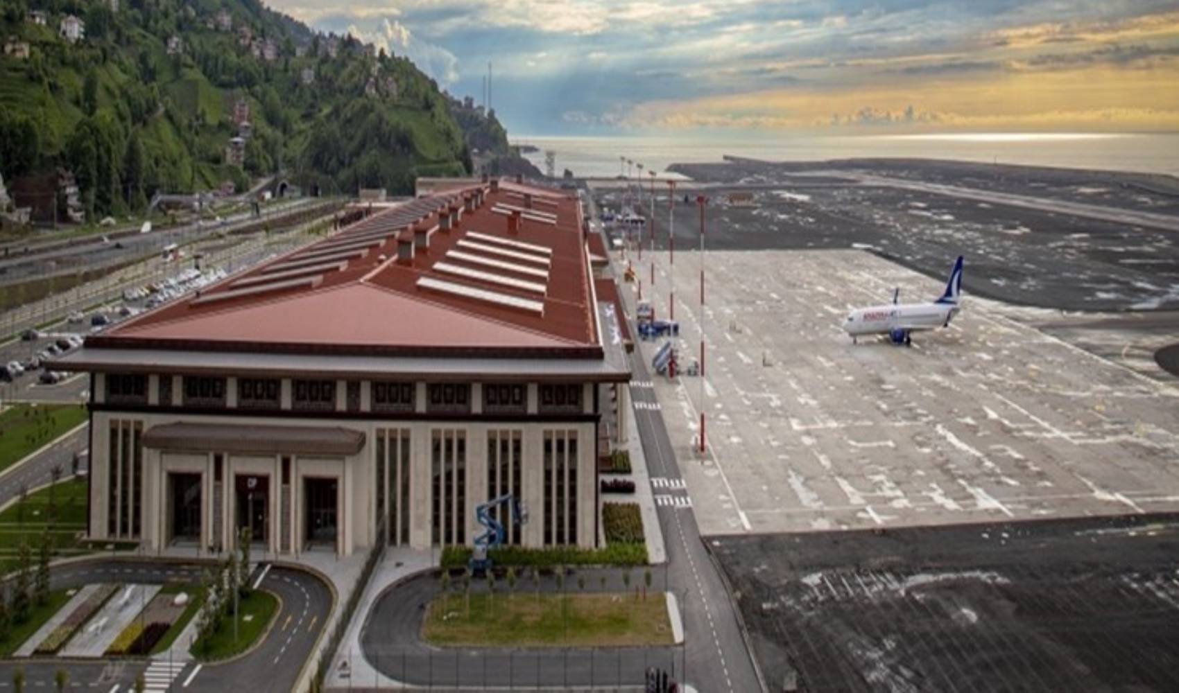 Momenti di shock in aeroporto: fulmine colpisce la pista, un addetto trasportato in ospedale!