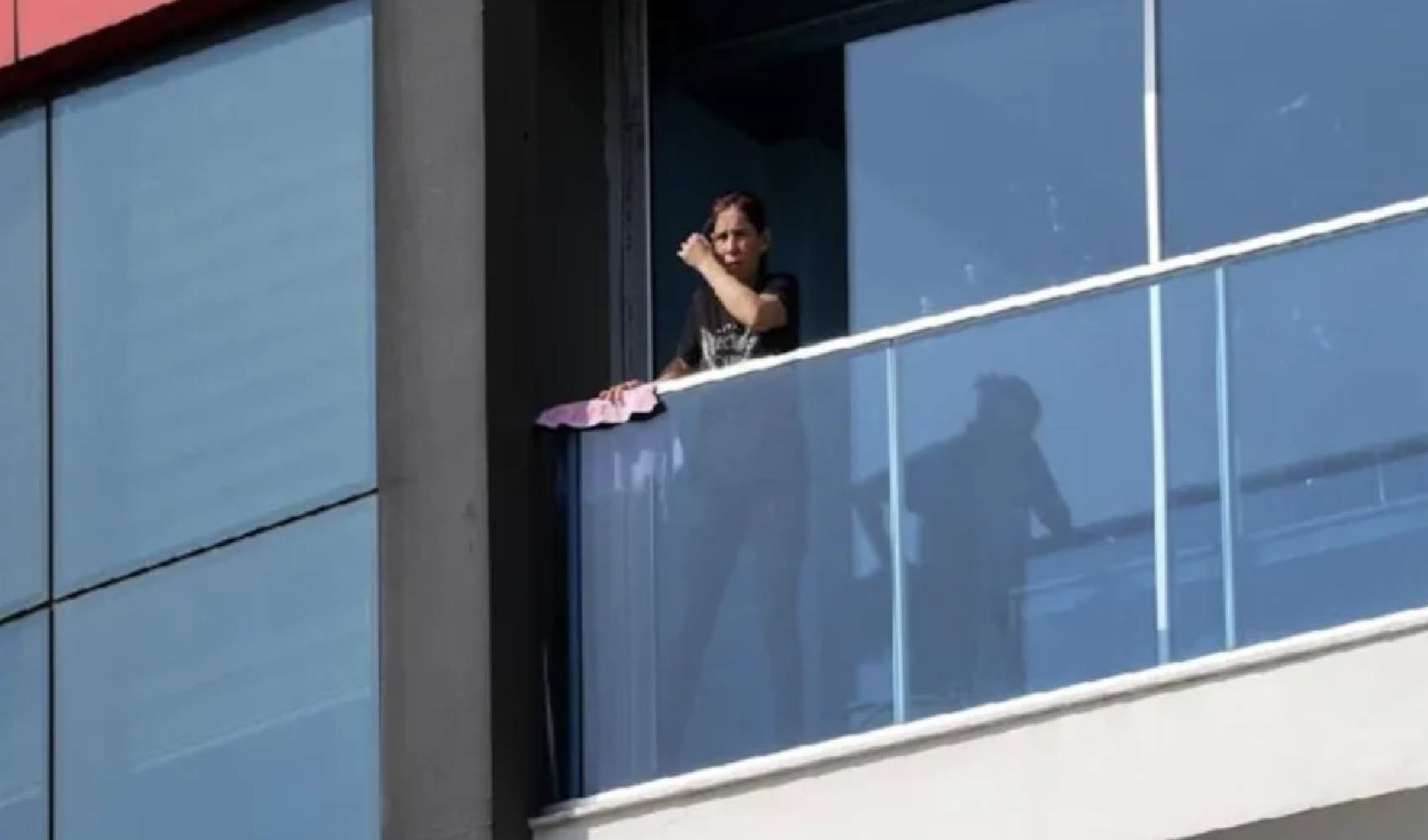 Rimane bloccata sul balcone mentre pulisce