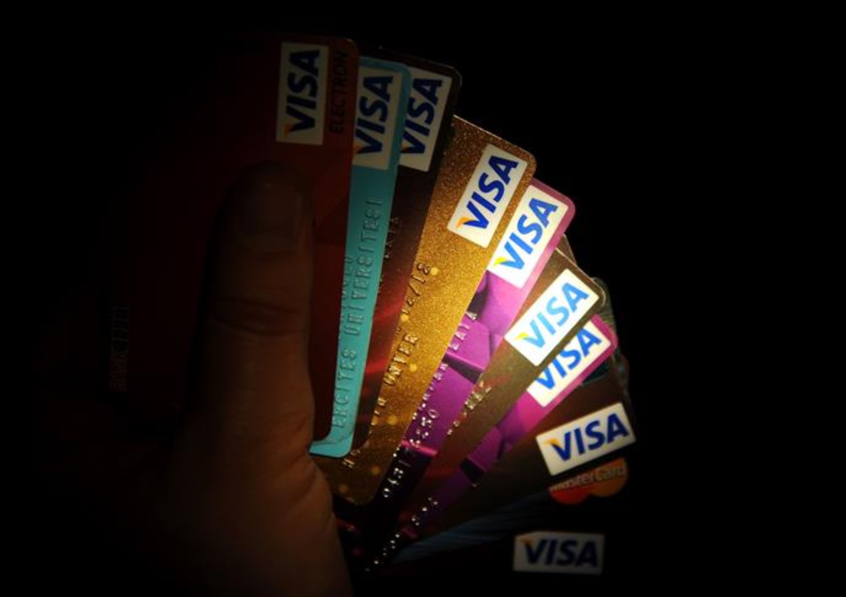 Le banche cercano soluzioni per le carte di credito! Un istituto pagherà la quota di contributo al posto dei clienti