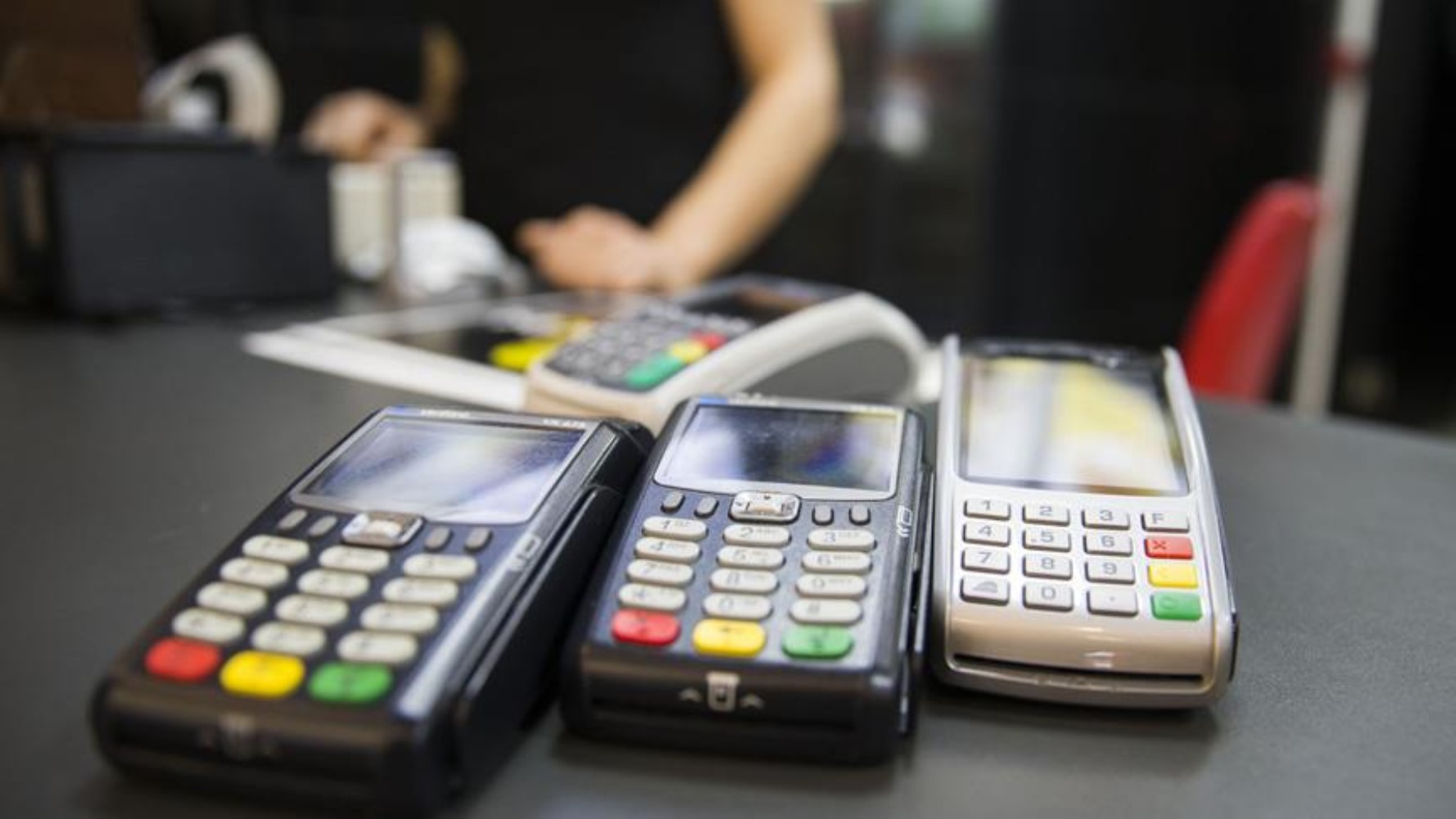 Le banche cercano soluzioni per le carte di credito! Un istituto pagherà la quota di contributo al posto dei clienti