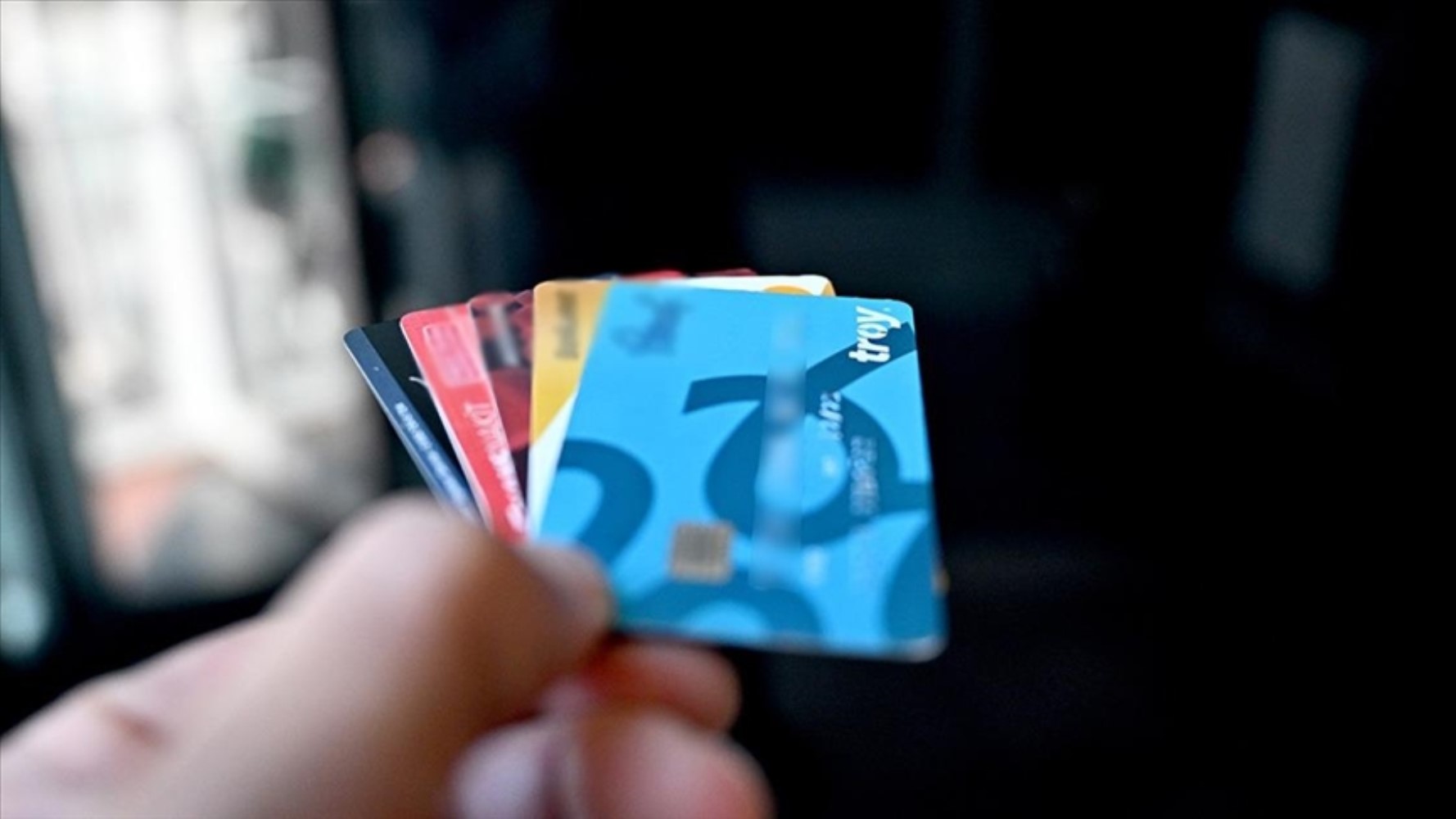 Le banche cercano soluzioni per le carte di credito! Un istituto pagherà la quota di contributo al posto dei clienti