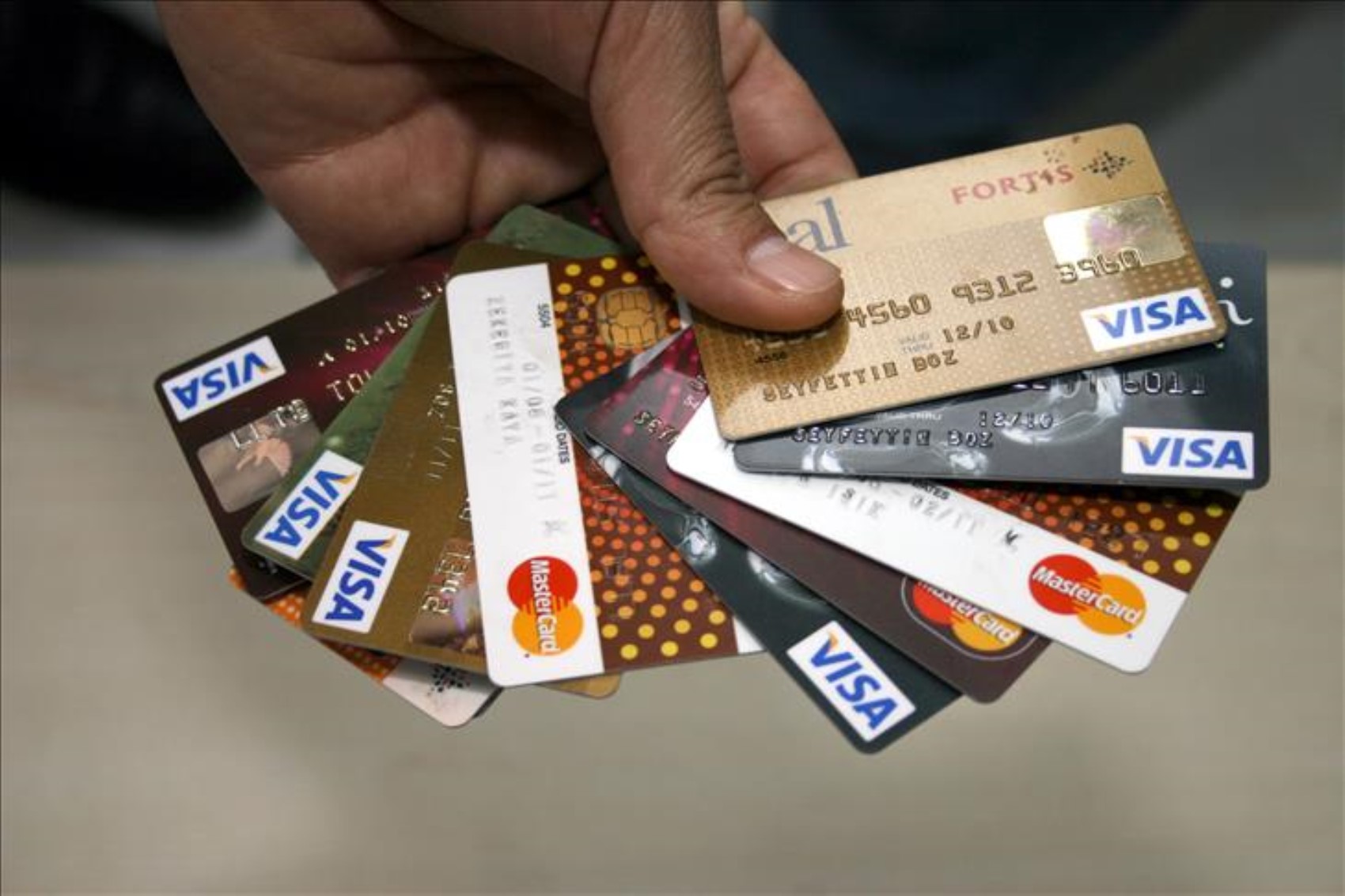 Le banche cercano soluzioni per le carte di credito! Un istituto pagherà la quota di contributo al posto dei clienti