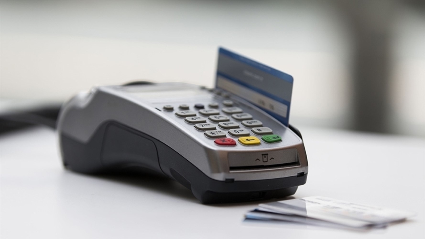 Le banche cercano soluzioni per le carte di credito! Un istituto pagherà la quota di contributo al posto dei clienti