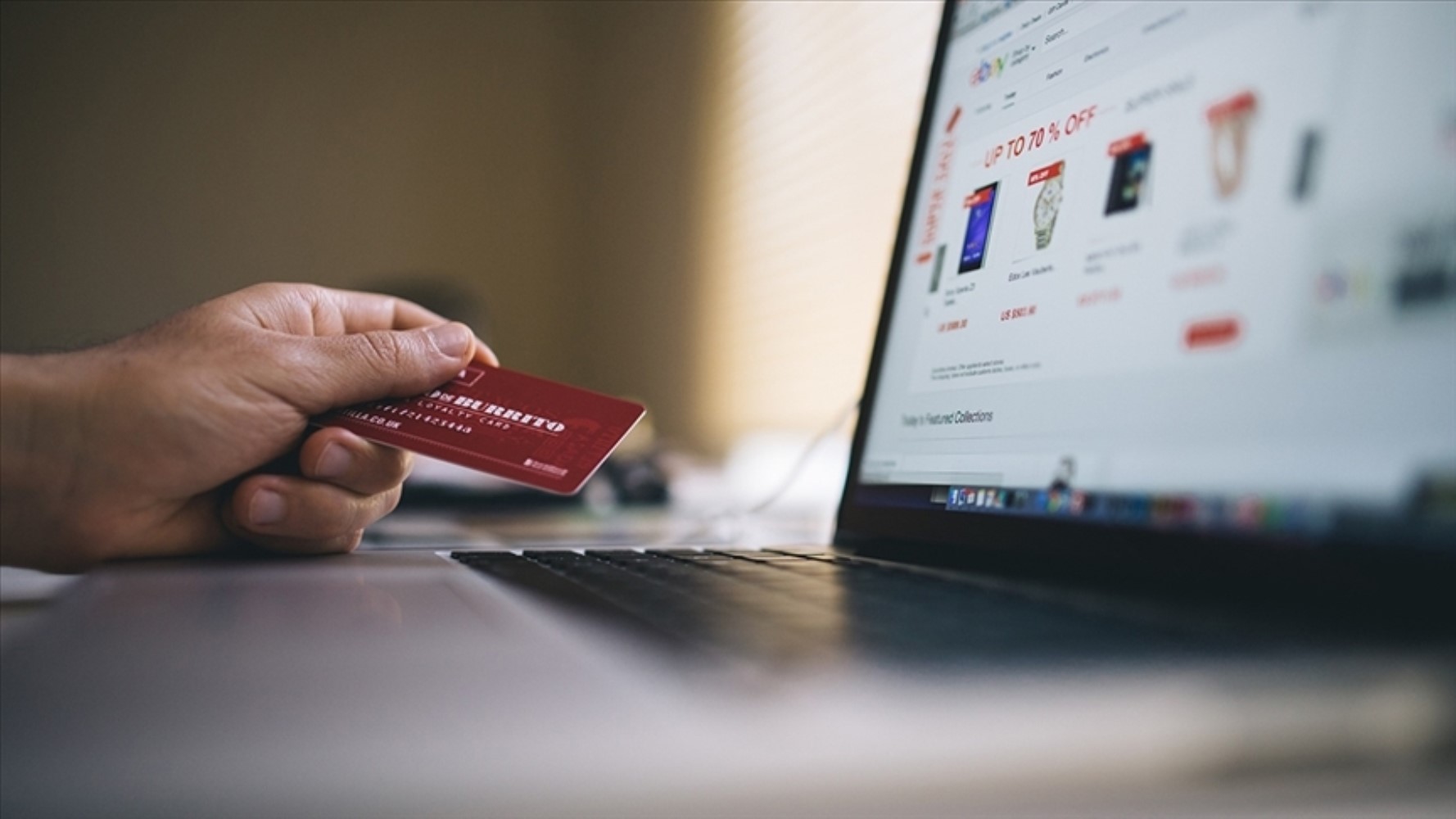 Le banche cercano soluzioni per le carte di credito! Un istituto pagherà la quota di contributo al posto dei clienti