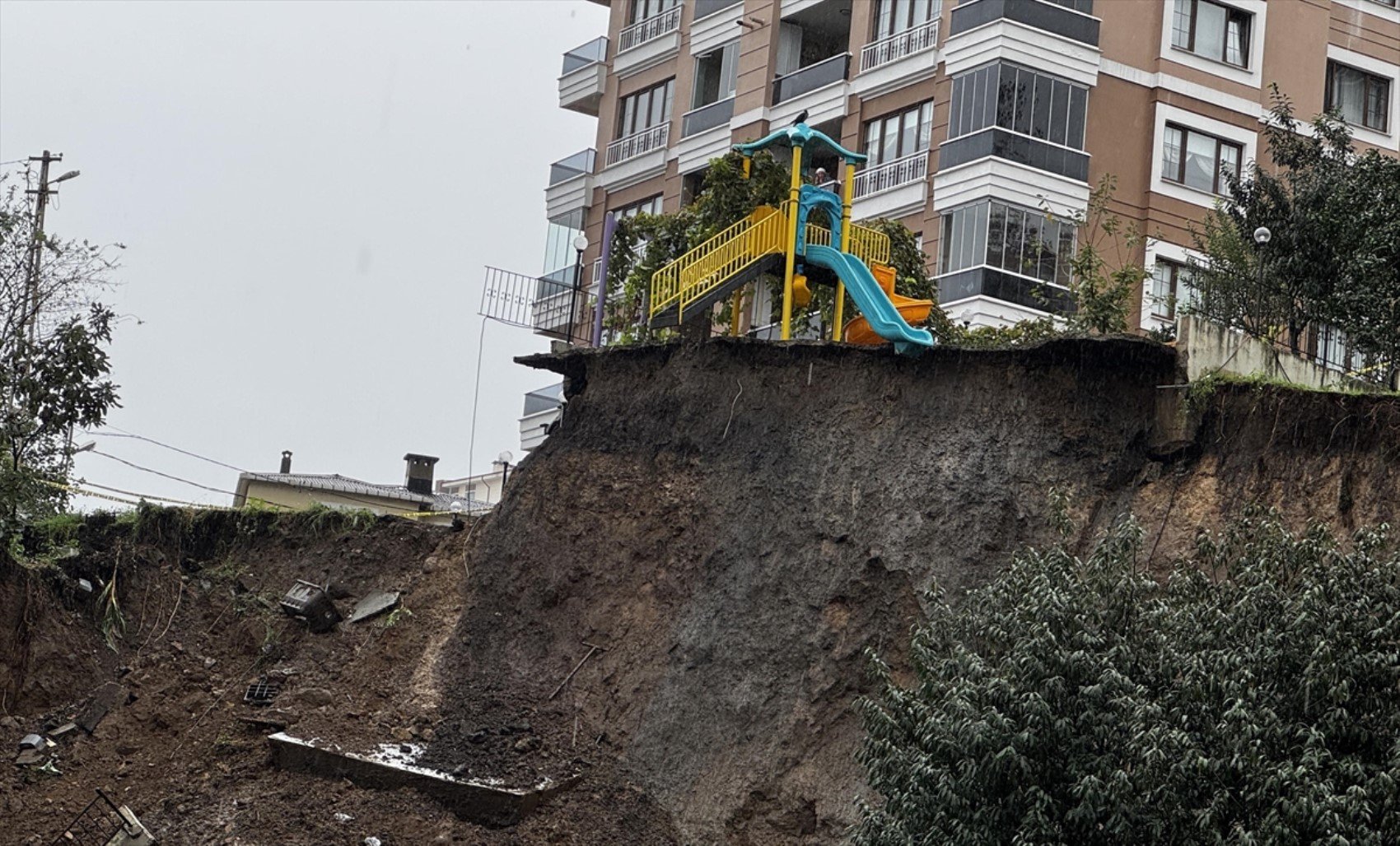 Rize'de şiddetli yağış sonrası toprak kayması: Çocuk parkı ve istinat duvarı hasar gördü!