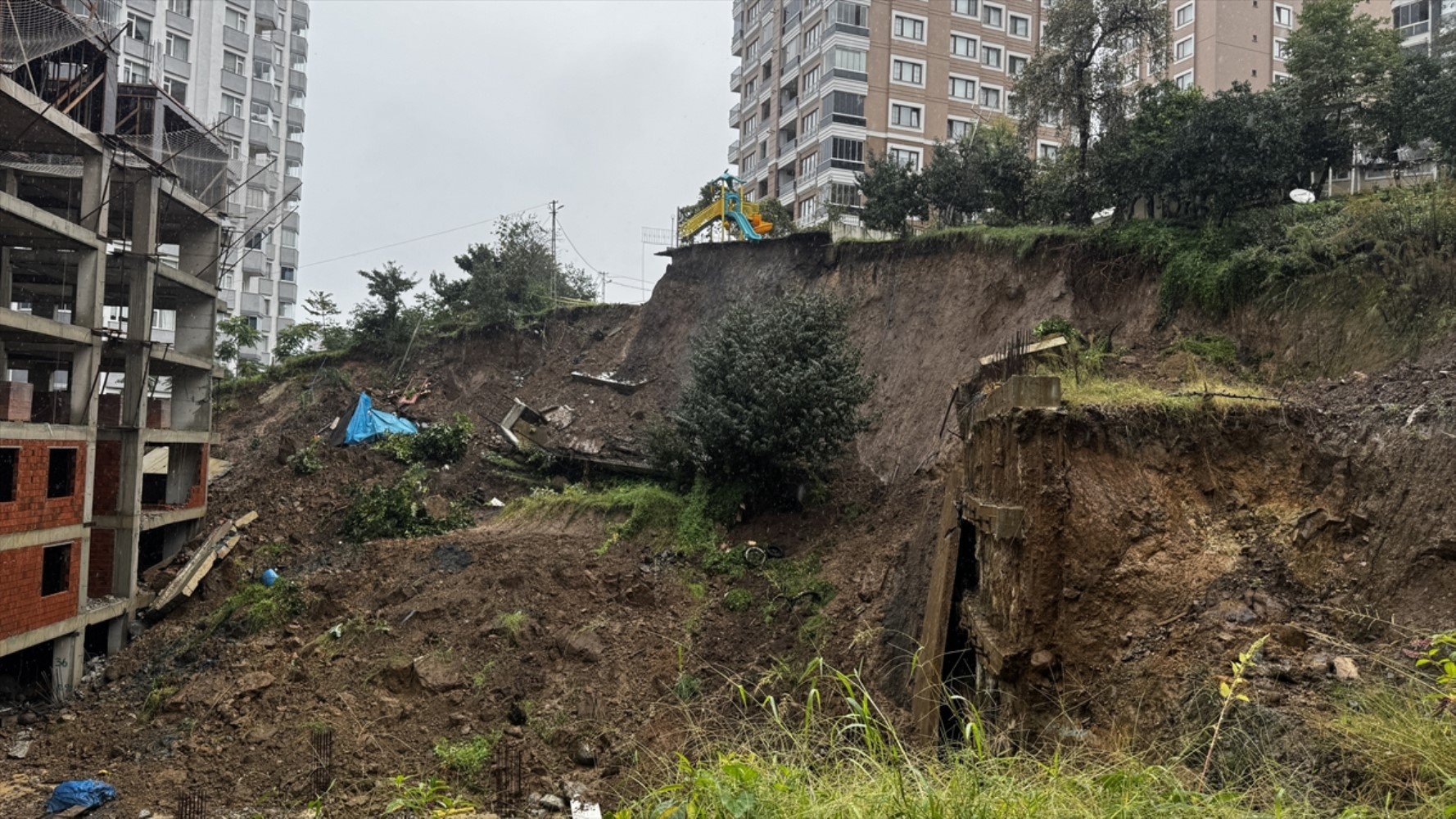 Rize'de şiddetli yağış sonrası toprak kayması: Çocuk parkı ve istinat duvarı hasar gördü!